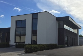 Bouwen van een kantoorgebouw bij bestaand magazijn